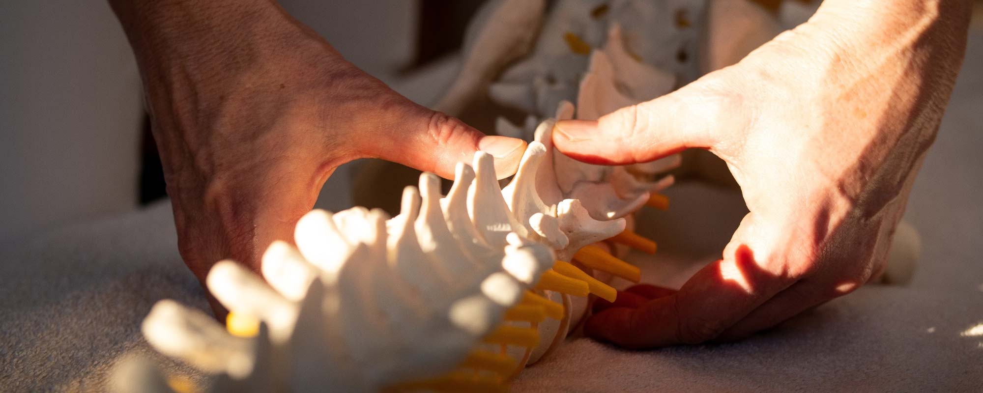 Fisioterapia traumatológica Madrid masaje lumbar
