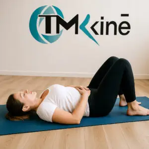 Mujer realizando activación de suelo pélvico tras el parto en Fisioterapia TMKiné, Madrid