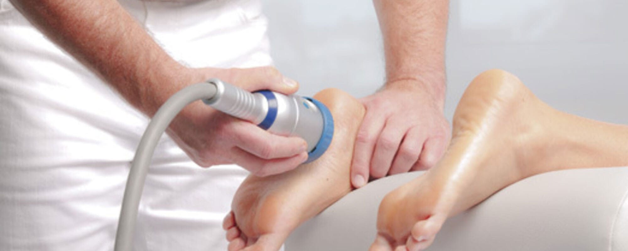 Aplicación de ondas de choque en el talón para tratar fascitis plantar en clínica de fisioterapia TMKiné, Madrid