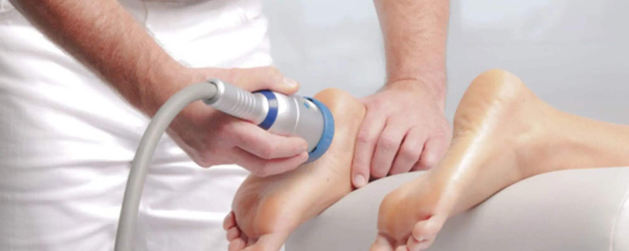 Aplicación de ondas de choque en el talón para tratar fascitis plantar en clínica de fisioterapia TMKiné, Madrid
