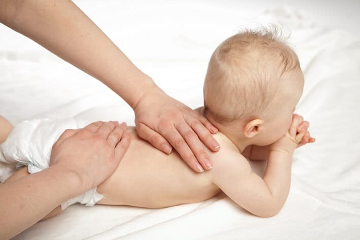 Bebé en sesión de fisioterapia respiratoria en clínica especializada en Madrid