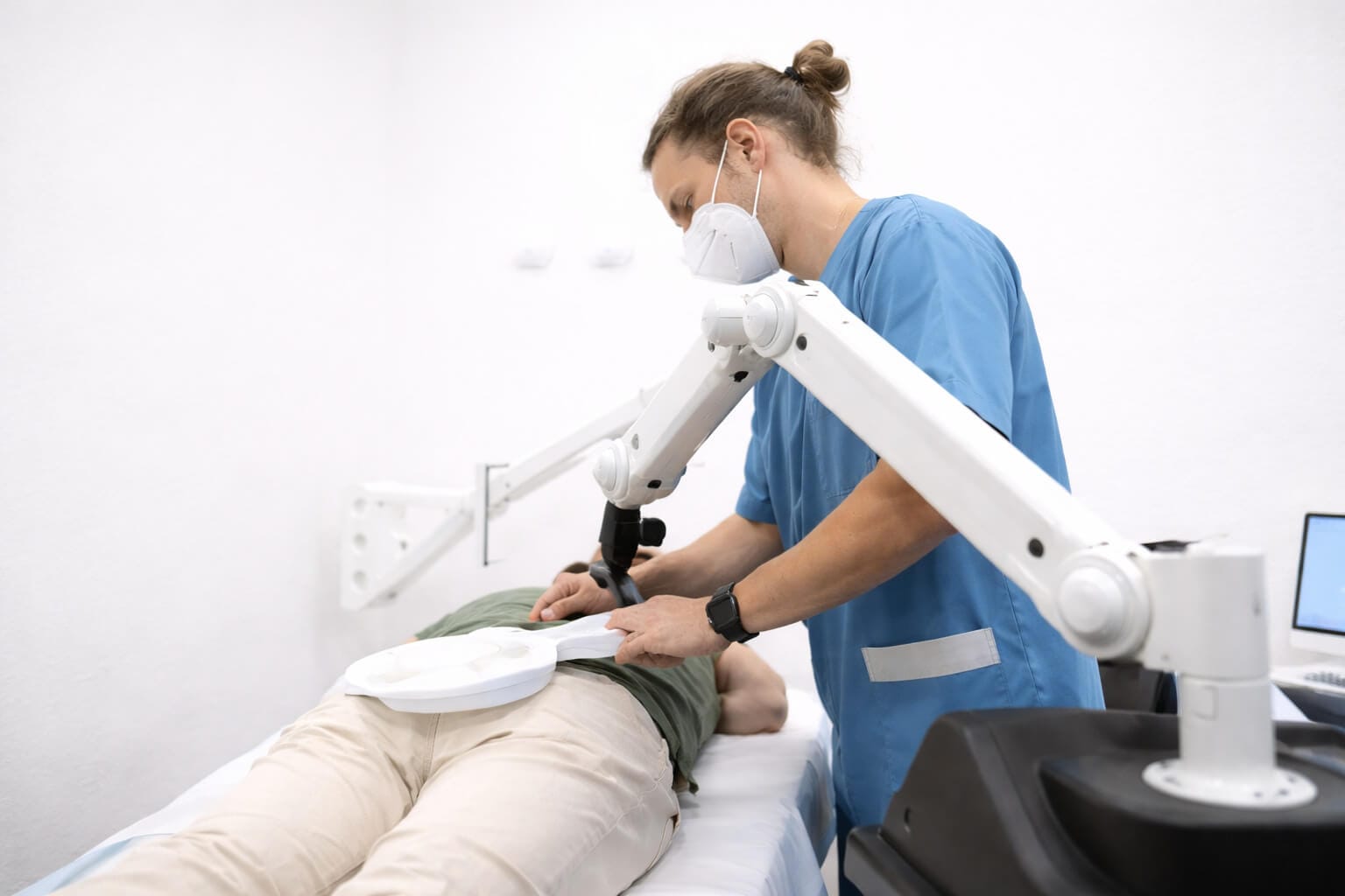 Tratamiento con estimulación magnética periférica MagRex Paciente recibiendo tratamiento de estimulación magnética periférica MagRex en una clínica moderna