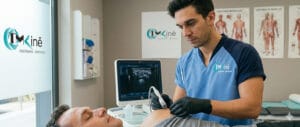 Jefe de fisioterapia de TMKine realizando un tratamiento de neuromodulación percutánea ecoguiada en el hombro de un paciente.
