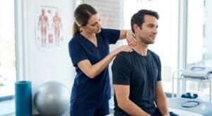 Fisioterapeuta realizando un tratamiento manual para aliviar la tensión cervical y el dolor de cuello en clínica.